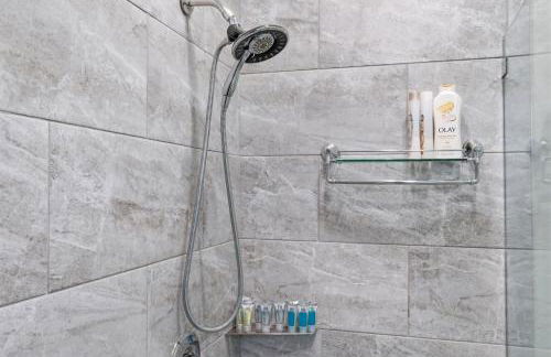 Charming Home in the Highlands W Private Backyard - Foto 37