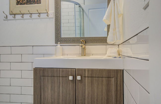 1brlovely Stylish Downtownclose To Everything - Photo 20