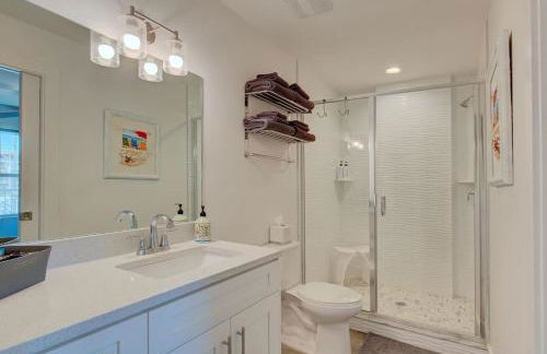 Sunset Dreams 304 Modern Madeira Beach Condo Heated Pool & Walk to Beach - Foto 14