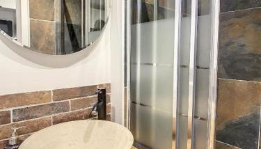 STUDIO HYPER CENTRE SAFARI TOUT ÉQUIPÉ WIFI NETFLIX 2PERS - Foto 3