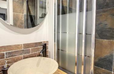 STUDIO HYPER CENTRE SAFARI TOUT ÉQUIPÉ WIFI NETFLIX 2PERS - Foto 3