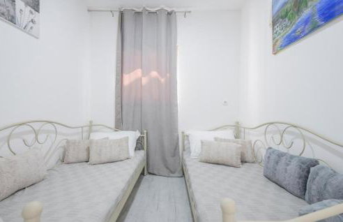 2 Bedroom Nice Apartment In Rogotin - Photo 10