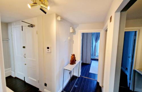 Stunning Hyde Park Home with Private Balcony & Lift Elevator Access - Foto 19