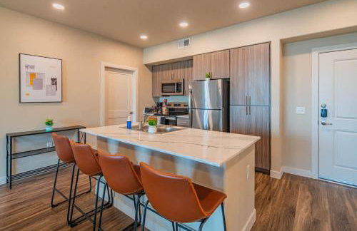 Trendy 2BD Gym Pool Parking WD Sleeps 8 - Foto 24