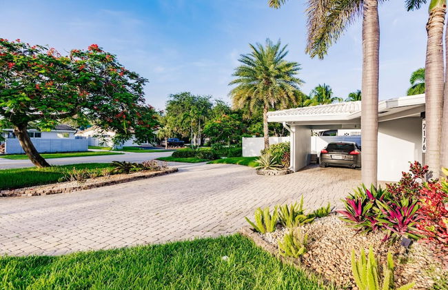 Modern Spacious Home With Pool Jacuzzi - Photo 41