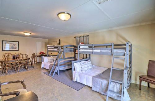 Renovated Riverfront Retreat with Deck and Grill! - Foto 11