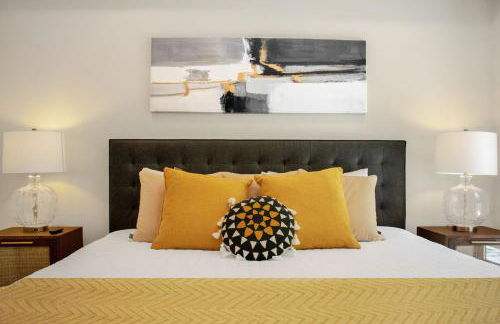 Elevator-King Bed-Walk Downtown-Free Garage Parking-Laundry - Foto 2