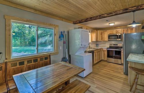 Cozy Cabin with Backyard Oasis 11 Mi to Marina - Foto 8