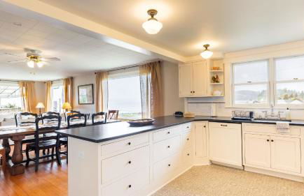 Private Beach Access + Water Views! Sleeps 18, Historic 6bdr Farmhouse w/ Deck - Foto 86