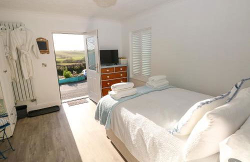 The Hollybush - Photo 3