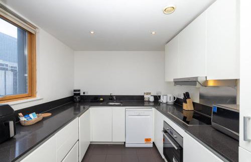 Cosy, modern high rise with views! 2 bedroom - Foto 7