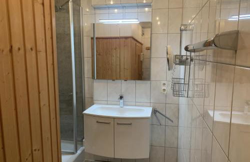 Im Herzen von Wiesdorf- Blick auf das BAYER-KREUZ -Appartement mit 2 Schlafzimmern & 3 Betten-für 4 Personen -Zentral gelegen - Friedrich Ebert Platz 5a , 4te Etage -kein Aufzug -Lift- Dachterrasse und Sauna - Kaution Pflicht - - Foto 8