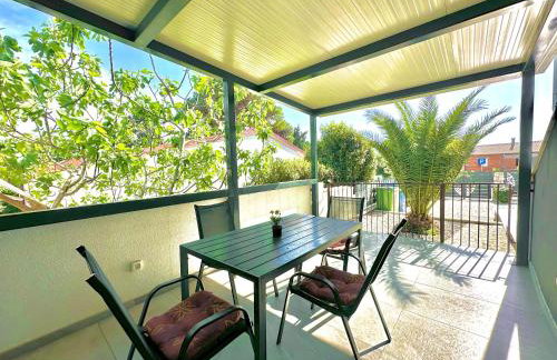 SANJA - with a large covered terrace and pool - Foto 23