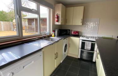 Two Bedroom Bungalow No2 - Secure Gated Parking - Foto 9