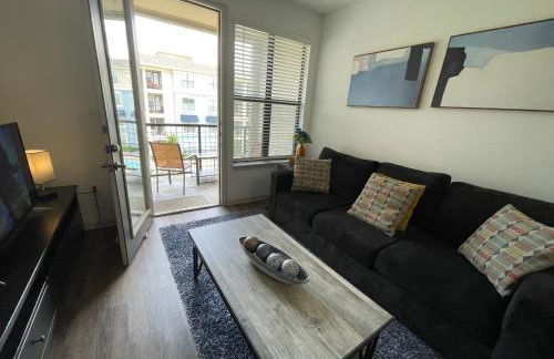 Centrally-Located 1BR Suite with Resort Pool View - Foto 2