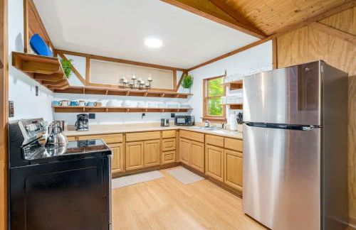 River Cabin w Hot Tub, Screened Porch & Fire Pit - Photo 18