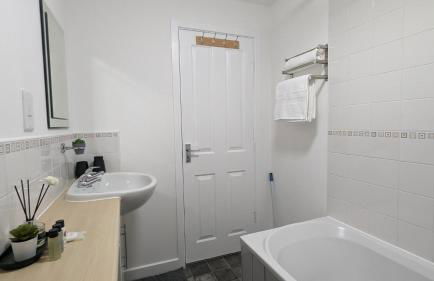 CLARITURF - 4 Bedroom Semi - Private Parking near Turf Moor, Town Centre, Transport and Motorway Links next to Canal, 3 Parks and Lake - Sky and Netflix - Foto 33