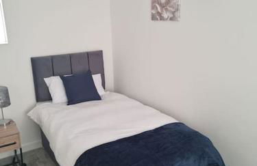 5 bedroom house - Cheshire Oaks - Photo 12