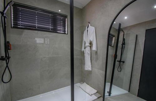 Spacious 2 bedroom house Sleeps 4 l On-Street Parking l The Cosy Corner Nationwide - Foto 15