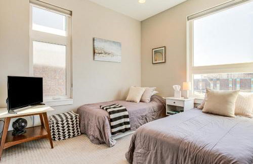 Walk to Mile High Stadium Modern Denver Townhome - Foto 17