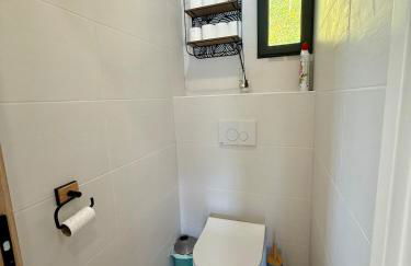 La Maison du Lac sleeps 10 and has air conditioning - Foto 33