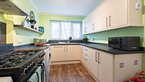 Stylish 4-Bed City Apartment, Sleeps 6, Ample Parking & Free Wi-Fi - Foto 2, stove, toaster