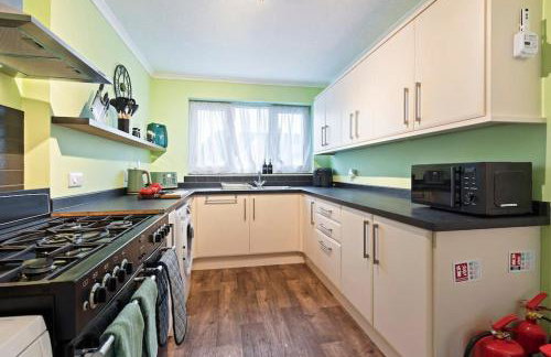 Stylish 4-Bed City Apartment, Sleeps 6, Ample Parking & Free Wi-Fi - Foto 2