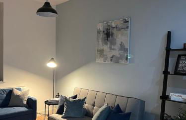 Home Near Etihad, Free Parking, Workplace & Garden - Foto 5