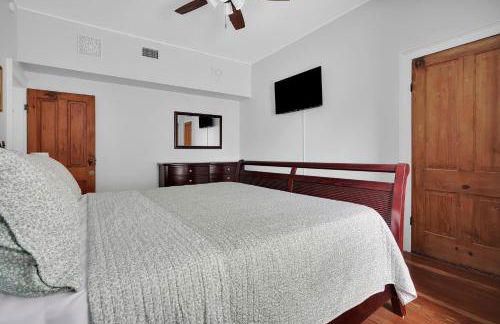 Hot tub- 80's Arcade- Pool table- Historic Downtown- 7 car parking - Foto 44