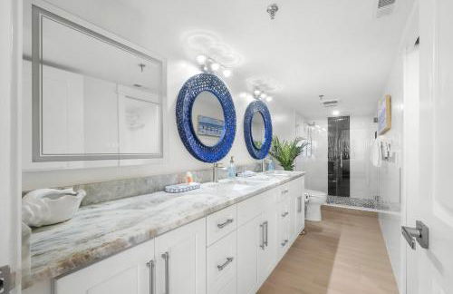 Luxury direct oceanfront corner with large private balcony, heated pool and garage - Photo 12