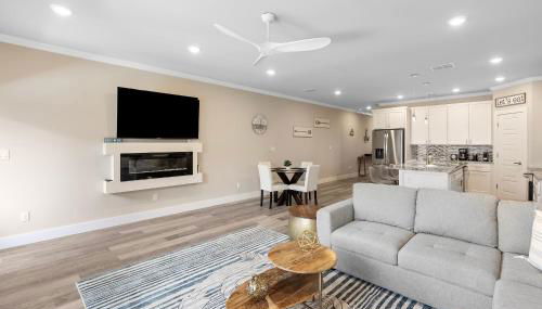 Stylish Townhouse with BBQ, Pool & Near Beach - Foto 3