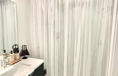 Golden Glow Style - Comfort & Central - Buckhead with Free Parking - Foto 16