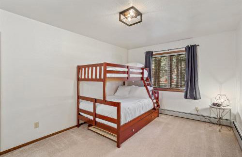 Pristine Cabin on Wooded Lot. Fantastic Location Pool Table - Foto 27