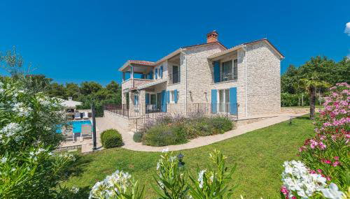 Villa Sterpazzi near Poreč with heated private pool, sea view, jacuzzi and sauna - Foto 3, Garden, Garden view