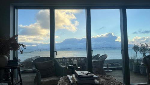 Stunning architect designed beachfront property - Foto 2