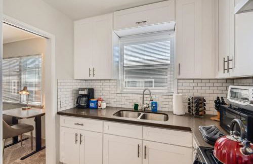 Walk to Beach - KING Apt In #1 Area - AC - Foto 15