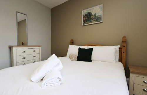 Modern Comfort 4 Bedrooms and Great Location - Foto 28