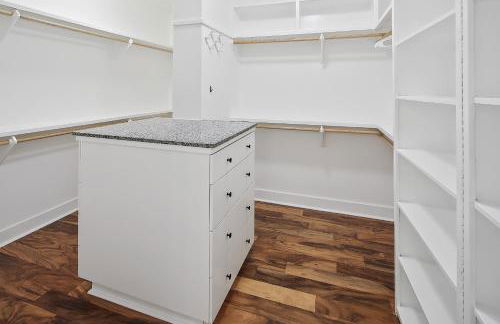 Luxury 5 BR 4 Bath, Hot Tub, Outdoor Kitchen, Across Street from Kyle Field! - Foto 33