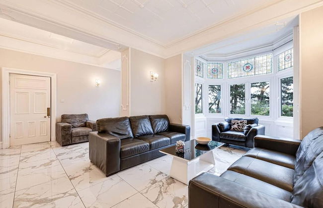 Delightful Holiday Home With sea Views and Hot Tub - Photo 22