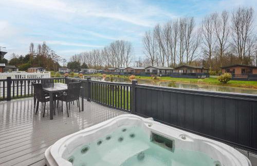 Black Moorhen Lodge with Hot Tub - Foto 13