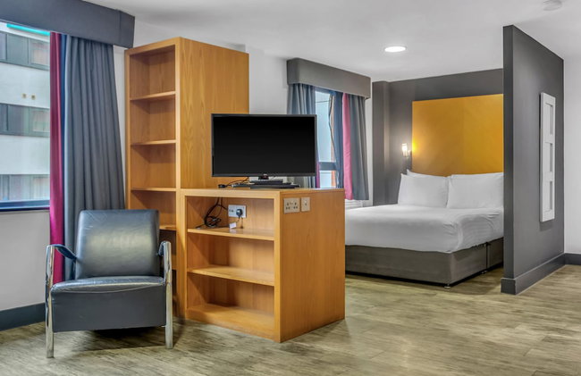 Roomzzz Leeds City West - Foto 16