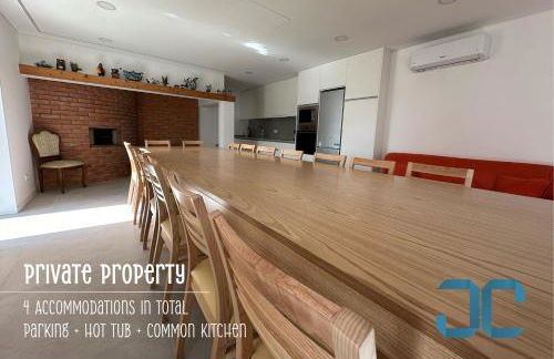 Arada Property - 4 Houses in 1 Private Property, Free Parking and Hot Tub - Foto 32