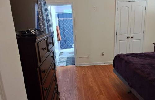 Workers Love It Here! 3 Bedroom House with screened in porch - Foto 11