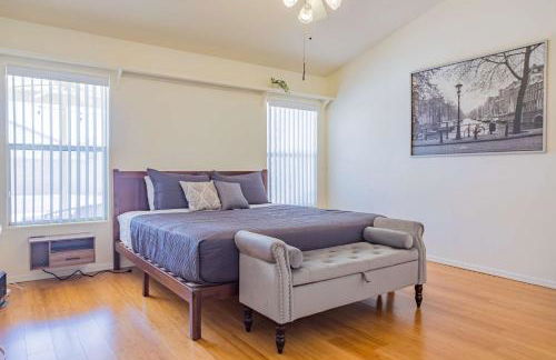 Modern House with Office Cornhole Near Freeways - Foto 16