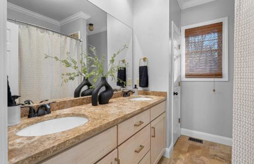 Iris Manor Luxury Modern Stay Near UAB - Photo 21