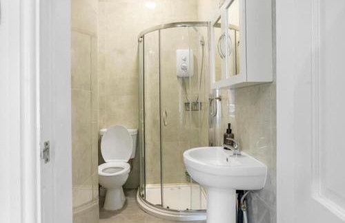 Modern 2 Bedroom House with 2 Ensuite and Free Parking - Photo 17