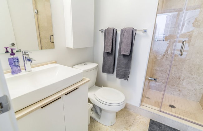 AOC Suites 2 Bedroom Condo, City CN Tower View - Foto 30