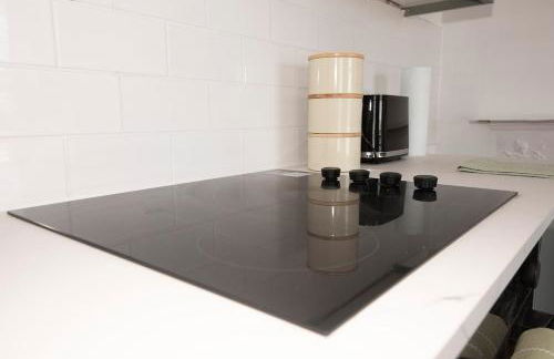 Cosy 2-Bed Apartment in Penarth Town Flat 1 - Photo 3