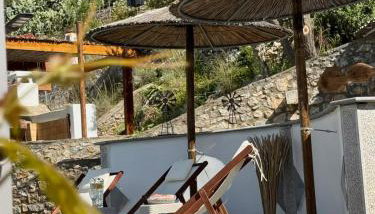 Stone Heaven Villa -Poolside BBQ & Fresh Herbs - Photo 3, sunbed