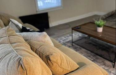 Stylish and Convenient with WiFi & Fenced yard - Foto 10